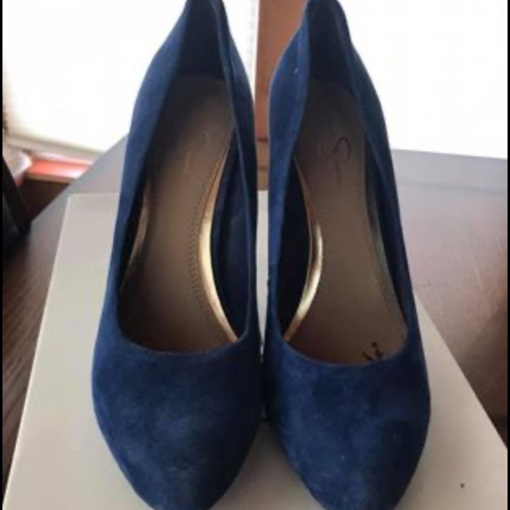 Blue suede pumps